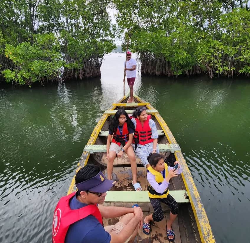 Country Boat Ride in Varkala with Cruoo, main view Country Boat Ride in Varkala with Cruoo, main view